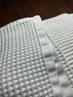 Waffle-Texture Bath Towel in White - Soft, Breathable 100 % Cotton